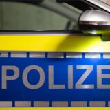 Die Aufschrift „Polizei“ prangt auf der Beifahrertür eines Polizeifahrzeugs