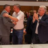 Landrat Mario Löhr (l.) mit SPD-Unterbezirksvorsitzendem Maik Luhmann (M.) und SPD-Landtagsabgeordnetem Hartmut Ganzke auf der Vertreterversammlung zur Kommunalwahl am 5. April 2025 in der Stadthalle Unna.