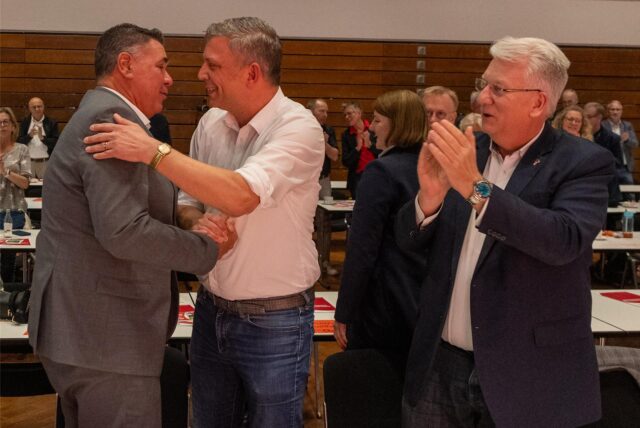 Landrat Mario Löhr (l.) mit SPD-Unterbezirksvorsitzendem Maik Luhmann (M.) und SPD-Landtagsabgeordnetem Hartmut Ganzke auf der Vertreterversammlung zur Kommunalwahl am 5. April 2025 in der Stadthalle Unna.