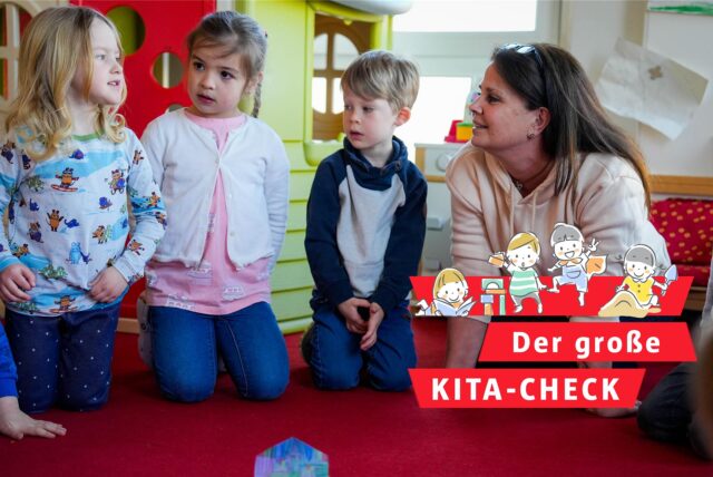 Erzieherin Iris Chatzopoulos kniet in der Kita des Evangelischen Familienzentrums Aplerbecker Mark in Dortmund neben drei Kindern.