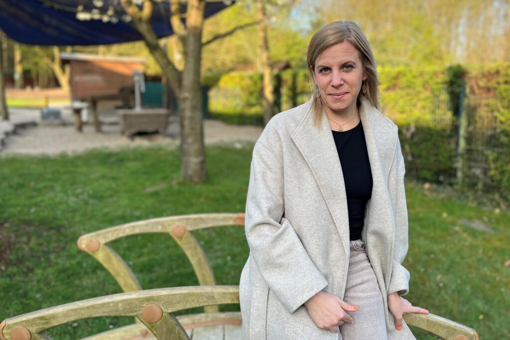 Angela Polednik im Außenbereich der Kita 