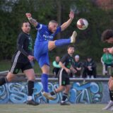 Spieler wollen den Schuss von Arif Et abblocken.