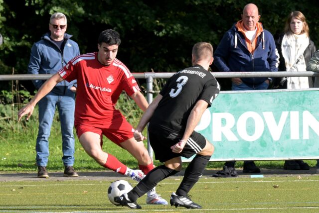 Zwei Spieler im Kampf um den Ball.