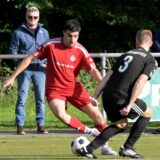 Zwei Spieler im Kampf um den Ball.