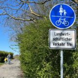 Dieses Verkehrszeichen bedeutet, dass  keine Autos mehr über den Luftschachtweg fahren dürfen, außer es handelt sich um landwirtschaftlichen Verkehr.