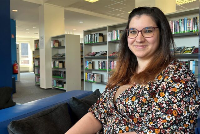 Julia Katthöfer in der Stadtbibliothek Selm.