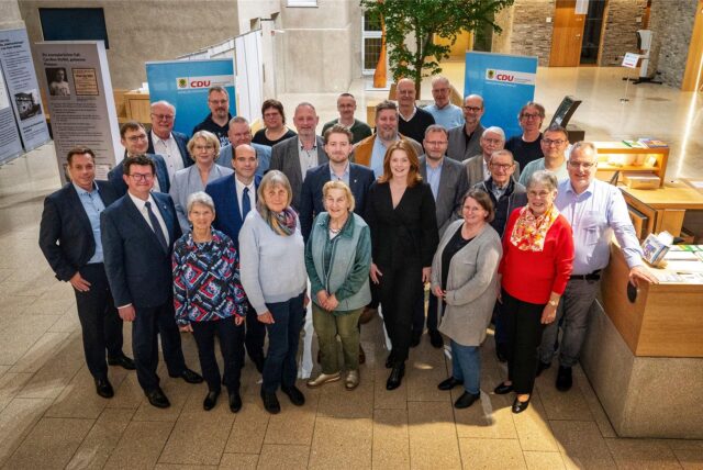 Mitglieder der Holzwickeder CDU posieren im Rathaus-Foyer für ein Gruppenfoto im Zuge der Aufstellungsversammlung für die Kommunalwahlen 2025.