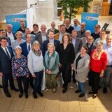 Mitglieder der Holzwickeder CDU posieren im Rathaus-Foyer für ein Gruppenfoto im Zuge der Aufstellungsversammlung für die Kommunalwahlen 2025.