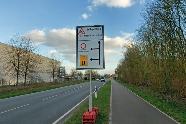 Schild zur Vollsperrung der B58