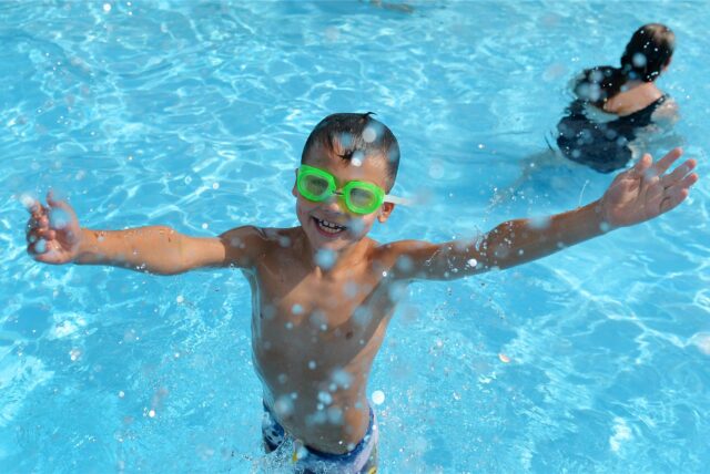 Ein Kind spielt in einem Schwimmbecken.