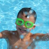 Ein Kind spielt in einem Schwimmbecken.