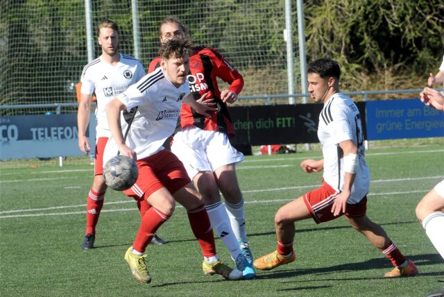 Spieler kämpfen um den Ball.