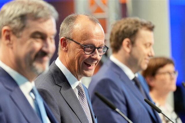 Markus Söder (l-r), Ministerpräsident von Bayern und CSU-Vorsitzender, Friedrich Merz, Unions-Kanzlerkandidat und CDU-Bundesvorsitzender, Lars Klingbeil, SPD-Fraktions- und Bundesvorsitzender, und Saskia Esken, SPD-Bundesvorsitzende, geben eine Pressekonferenz der Parteivorsitzenden von Union und SPD zur Vorstellung des Koalitionsvertrages im Paul-Löbe-Haus.