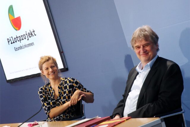 Susann Fiedler, Leiterin Erforschung von Gemeinschaftsgütern am Max-Planck-Institut, und Jürgen Schupp, Senior Research Fellow des Deutschen Instituts für Wirtschaftsforschung (DIW) Berlin, unterhalten sich zu Beginn einer gemeinsamen Pressekonferenz von DIW und Verein «Mein Grundeinkommen» zum Start einer Langzeitstudie zum Grundeinkommen. Finanziert wird die Studie von rund 140.000 privaten Spenderinnen und Spendern.