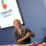 Susann Fiedler, Leiterin Erforschung von Gemeinschaftsgütern am Max-Planck-Institut, und Jürgen Schupp, Senior Research Fellow des Deutschen Instituts für Wirtschaftsforschung (DIW) Berlin, unterhalten sich zu Beginn einer gemeinsamen Pressekonferenz von DIW und Verein «Mein Grundeinkommen» zum Start einer Langzeitstudie zum Grundeinkommen. Finanziert wird die Studie von rund 140.000 privaten Spenderinnen und Spendern.