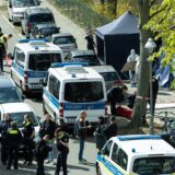 Polizisten und Beamte der Spurensicherung in weißen Schutzanzügen stehen am Fundort. Wegen einer männlichen Leiche wurde die Polizei am Morgen alarmiert. Die Umstände deuten auf eine Gewalttat hin.