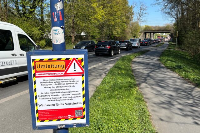 An einer Baustellenampel auf der Kamener Straße in Lünen kommt es zu Stau. Auf einem Schild an der Bushaltestelle Sesekebrücke steht ein Hinweis auf eine Vollsperrung am kommenden Wochenende.