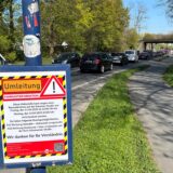 An einer Baustellenampel auf der Kamener Straße in Lünen kommt es zu Stau. Auf einem Schild an der Bushaltestelle Sesekebrücke steht ein Hinweis auf eine Vollsperrung am kommenden Wochenende.