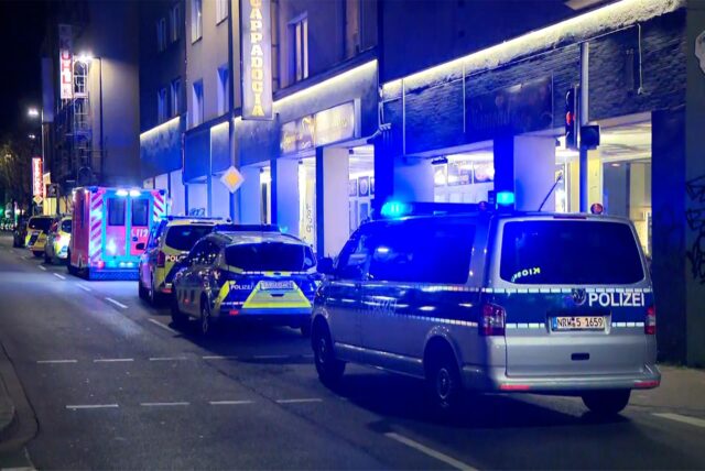 Einsatzfahrzeuge der Polizei und ein Rettungswagen stehen mit angeschaltetem Blaulicht an der Rheinischen Straße in Dortmund