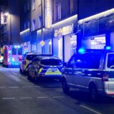 Einsatzfahrzeuge der Polizei und ein Rettungswagen stehen mit angeschaltetem Blaulicht an der Rheinischen Straße in Dortmund