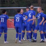 Spieler des VfB Westhofen klatschen ab.