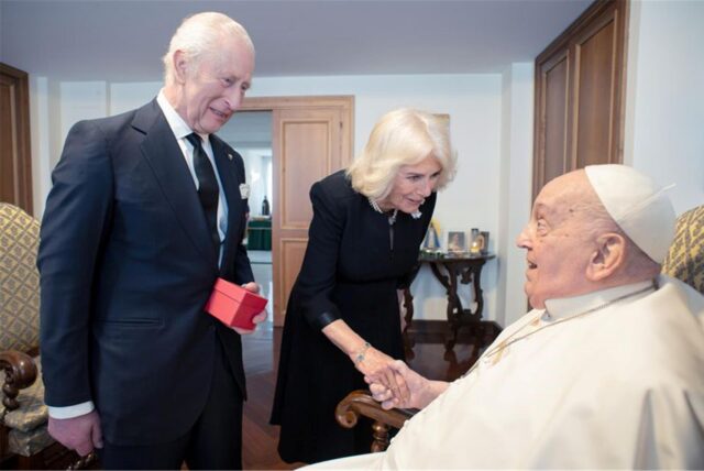 Papst Franziskus empfängt Großbritanniens König Charles III. und Königin Camilla zu einem privaten Gespräch im Vatikan.