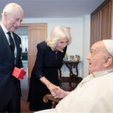 Papst Franziskus empfängt Großbritanniens König Charles III. und Königin Camilla zu einem privaten Gespräch im Vatikan.