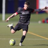 Marvin Stöver, Rechtsverteidiger vom Werner SC, flankt im Auswärtstrikot den Ball.