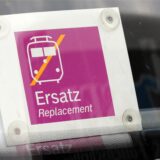 Ein Schild in einem Schienenersatzverkehr
