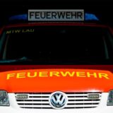 Ein Einsatzfahrzeug der Feuerwehr steht im Gerätehaus der Freiwilligen Feuerwehr Lauenau.