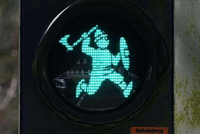 Ein grünes Wikinger-Ampelmännchen leuchtet auf der Fußgängerverkehrsampel an der Bundesstraße 76 auf Höhe des Wikinger Museums Haithabu. Die Wikinger-Ampelmännchen regeln nun den Verkehr für die Besucher des Wikinger Museums Haithabu.