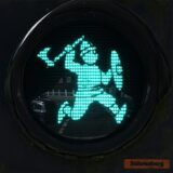 Ein grünes Wikinger-Ampelmännchen leuchtet auf der Fußgängerverkehrsampel an der Bundesstraße 76 auf Höhe des Wikinger Museums Haithabu. Die Wikinger-Ampelmännchen regeln nun den Verkehr für die Besucher des Wikinger Museums Haithabu.