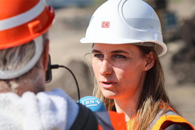 DB-Projektleiterin Maria Otte erklärt den Fortschritt beim Bau des ICE-Werks am Dortmunder Hafen.