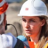 DB-Projektleiterin Maria Otte erklärt den Fortschritt beim Bau des ICE-Werks am Dortmunder Hafen.