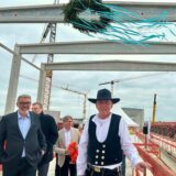 Polier Volker Roicke sprach den Richtspruch für die riesige Werkstatthalle des Siemens-Depots, Oberbürgermeister Thomas Westphal hörte interessiert zu.