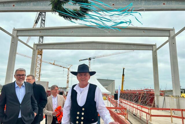 Polier Volker Roicke sprach den Richtspruch für die riesige Werkstatthalle des Siemens-Depots, Oberbürgermeister Thomas Westphal hörte interessiert zu.