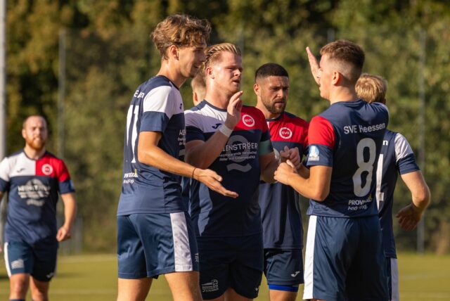 Amateurfußballer Giuliano Nieddu, Kapitän vom SVE Heessen, klatscht sich nach einem Tor mit seinen Teamkollegen ab.