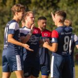 Amateurfußballer Giuliano Nieddu, Kapitän vom SVE Heessen, klatscht sich nach einem Tor mit seinen Teamkollegen ab.