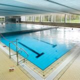 Links das alte Hallenbad in Kamen, rechts GSW-Bäder-Chef Carsten Langstein
