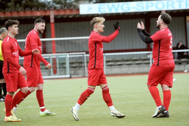 Vier Spieler des ETuS Schwerte bejubeln einen Treffer.