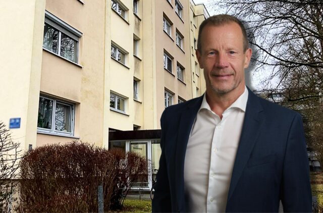 Christian Koch von Koch Immobilien ist vor einem Mehrfamilienhaus in Dortmund zu sehen.