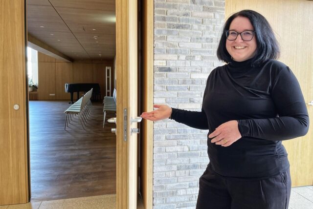 Klimaschutzmanagerin Annika Lomberg erklärt den Ablauf des Projekts.