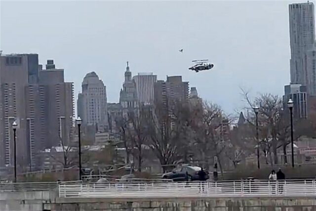 Diese Luftaufnahme aus einem Video zeigt Rettungsschiffe am Ort des Hubschrauberabsturzes auf dem Hudson River in New York