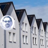 Reihenhäuser stehen in einem Neubaugebiet.