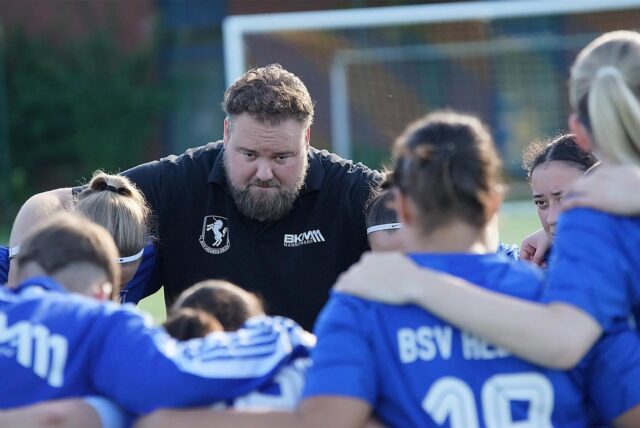 Trainer Marc-Oliver Deiting spricht zu seinen Spielerinnen.