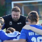 Trainer Marc-Oliver Deiting spricht zu seinen Spielerinnen.