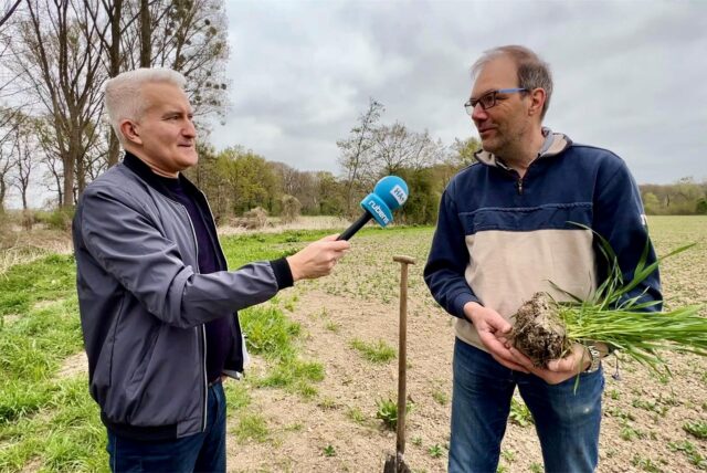 Thomas Döring, Vorsitzender des Landwirtschaftlichen Kreisverbandes Ruhr-Lippe, im Gespräch mit HA-Redakteur Marcus Land, auf einem Feld in Unna.