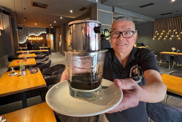 Nguyen Van Son serviert einen Kaffee im neuen asiatischen Restaurant Lido in Unna
