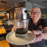 Nguyen Van Son serviert einen Kaffee im neuen asiatischen Restaurant Lido in Unna