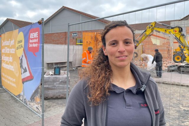 Nisrine Boulakhrif zeigt die Umbaupläne vor Ort.